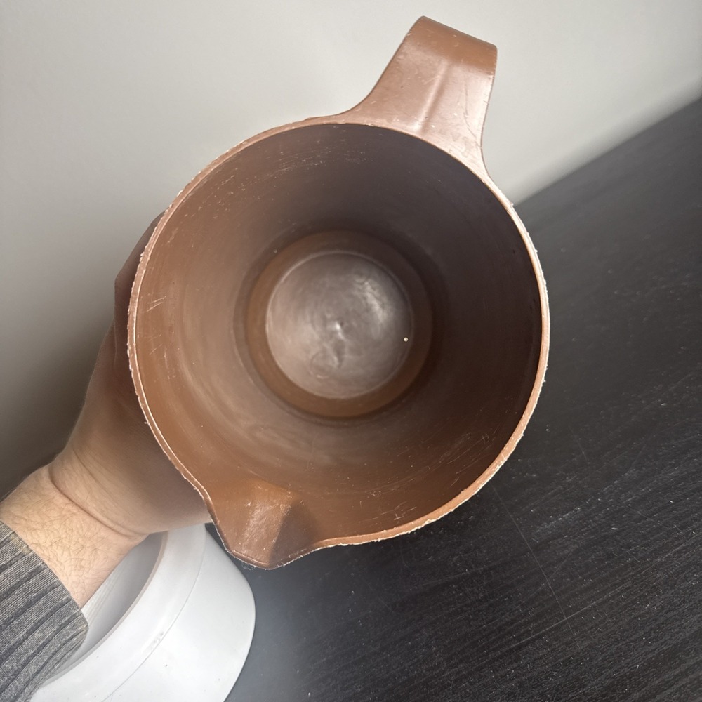 Vintage Brown W/ White Lid Rubbermaid 2.25 Quarts Pitcher - Picture 7 of 14